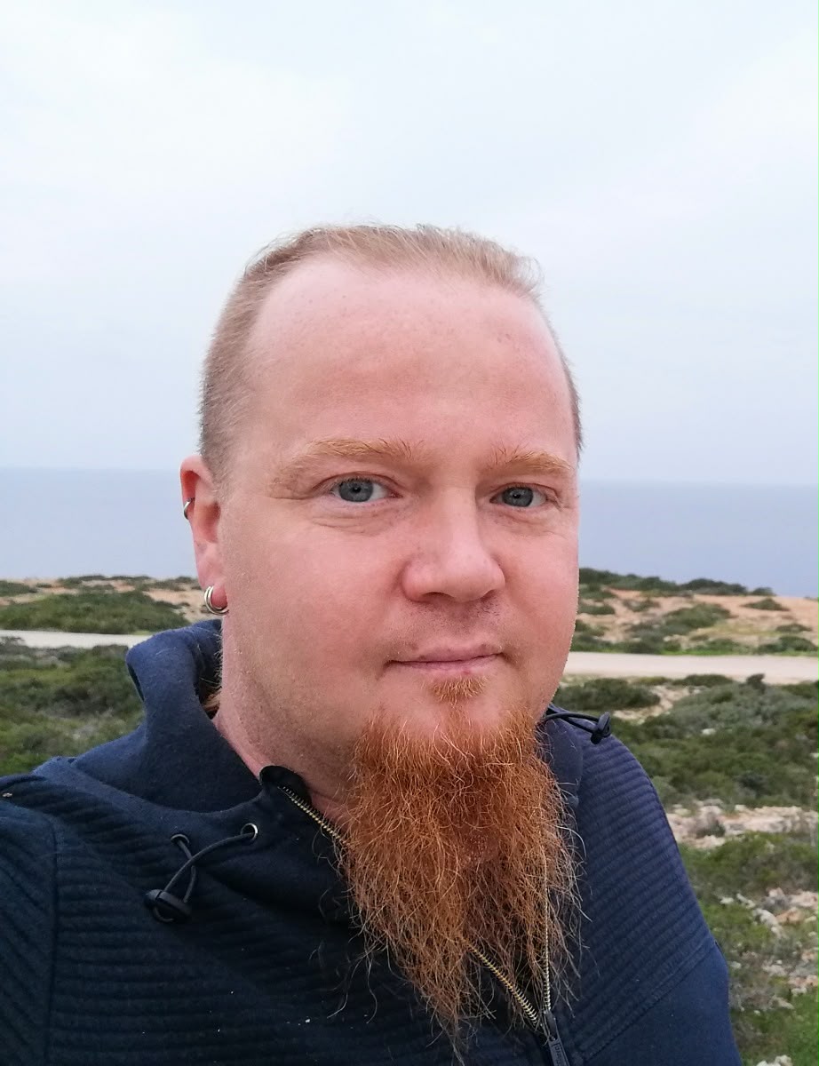 Porträt von Christoph Brüx an der Küste